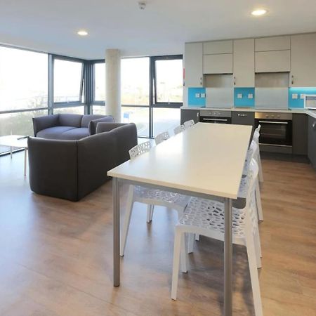 Student Only Riverside Way In Уинчестър Екстериор снимка