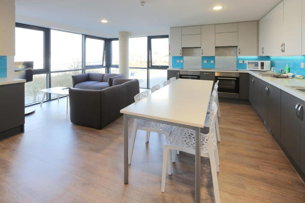 Student Only Riverside Way In Уинчестър Екстериор снимка